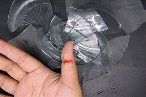 Pinterest tangan berdarah kena pecahan kaca  Berdarah darah terkena pecahan kaca gambar tangan berdarah mukul kaca test 1 